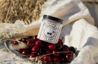 Les herbes à la cuillère en bois se développent au marché des agriculteurs des germes